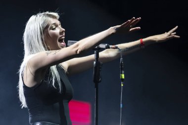 Varşova, Polonya - 18 Ağustos 2018: Daria Zawialow Varşova Meskie Granie 2018 konser sırasında sahne alanı'nda canlı gerçekleştirir. Meskie Granie (Mens oynayan) konser Polonya'da en iyi Lehçe Müzik sanatçılarının önde gelen üst olaylardan biri vardır.