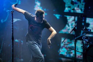 Varşova, Polonya - 18 Ağustos 2018: Dawid Podsiadlo Varşova Meskie Granie (Mens oynayan) 2017 konser sırasında sahne alanı'nda canlı gerçekleştirir. Konser Polonya'da en iyi müzik etkinliklerinden biri olan.