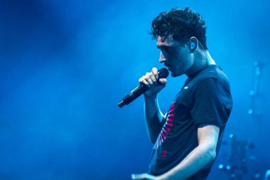 Varşova, Polonya - 18 Ağustos 2018: Dawid Podsiadlo Varşova Meskie Granie (Mens oynayan) 2017 konser sırasında sahne alanı'nda canlı gerçekleştirir. Konser Polonya'da en iyi müzik etkinliklerinden biri olan.