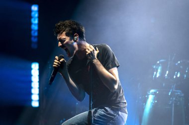 Varşova, Polonya - 18 Ağustos 2018: Dawid Podsiadlo Varşova Meskie Granie (Mens oynayan) 2017 konser sırasında sahne alanı'nda canlı gerçekleştirir. Konser Polonya'da en iyi müzik etkinliklerinden biri olan.