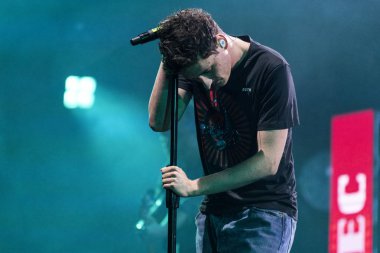 Varşova, Polonya - 18 Ağustos 2018: Dawid Podsiadlo Varşova Meskie Granie (Mens oynayan) 2017 konser sırasında sahne alanı'nda canlı gerçekleştirir. Konser Polonya'da en iyi müzik etkinliklerinden biri olan.