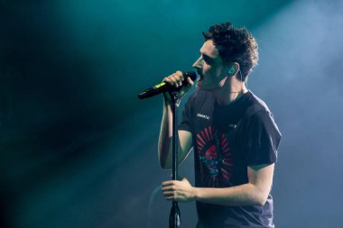 Varşova, Polonya - 18 Ağustos 2018: Dawid Podsiadlo Varşova Meskie Granie (Mens oynayan) 2017 konser sırasında sahne alanı'nda canlı gerçekleştirir. Konser Polonya'da en iyi müzik etkinliklerinden biri olan.