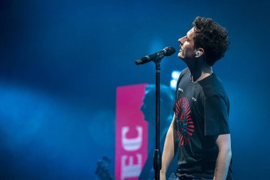 Varşova, Polonya - 18 Ağustos 2018: Dawid Podsiadlo Varşova Meskie Granie (Mens oynayan) 2017 konser sırasında sahne alanı'nda canlı gerçekleştirir. Konser Polonya'da en iyi müzik etkinliklerinden biri olan.