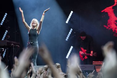 Varşova, Polonya - 18 Ağustos 2018: Daria Zawialow Varşova Meskie Granie 2018 konser sırasında sahne alanı'nda canlı gerçekleştirir. Meskie Granie (Mens oynayan) konser Polonya'da en iyi Lehçe Müzik sanatçılarının önde gelen üst olaylardan biri vardır.