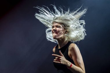 Varşova, Polonya - 18 Ağustos 2018: Daria Zawialow Varşova Meskie Granie 2018 konser sırasında sahne alanı'nda canlı gerçekleştirir. Meskie Granie (Mens oynayan) konser Polonya'da en iyi Lehçe Müzik sanatçılarının önde gelen üst olaylardan biri vardır.