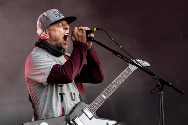 Varşova, Polonya - 18 Ağustos 2018: Tomasz Lipnicki formu yanılsama canlı sahne alanı'nda Varşova Meskie Granie (Mens oynayan) 2017 konser sırasında gerçekleştirir. Konser Polonya'da en iyi müzik etkinliklerinden biri olan.