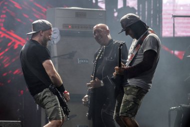 Varşova, Polonya - 18 Ağustos 2018: Yanılsama grup sahne alanı'nda Varşova Meskie Granie (Mens oynayan) 2017 konser sırasında canlı gerçekleştirir. Konser Polonya'da en iyi müzik etkinliklerinden biri olan.