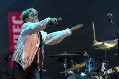 Varşova, Polonya - 19 Ağustos 2017: Maria Peszek Varşova 2017 Meskie Granie konser sırasında sahne alanı'nda canlı gerçekleştirir. Meskie Granie (Mens oynayan) konser Polonya'da en iyi Lehçe Müzik sanatçılarının önde gelen üst olaylardan biri vardır.