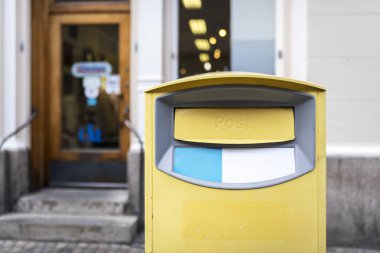 Geleneksel sarı postbox shoop Ystad, İsveç'in sokakta önünde