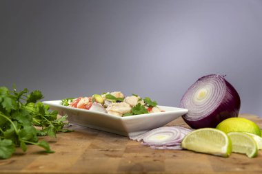 Sebze ve kireç ile geleneksel Perulu ceviche deniz ürünleri