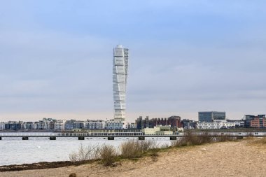 Malmö, İsveç - 17 Şubat 2018: Turning Torso binası Malmo, İsveç'te Batı liman alanında. Kule Öresund Köprüsü Malmo yeni dönüm noktası olduğunu..