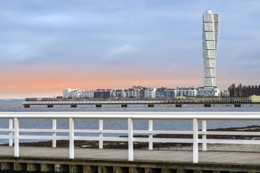 Malmö, İsveç - 17 Şubat 2018: Turning Torso binası Malmo, İsveç'te Batı liman alanında. Kule Öresund Köprüsü Malmo yeni dönüm noktası olduğunu..