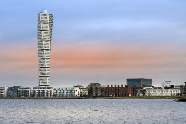 Malmö, İsveç - 17 Şubat 2018: Turning Torso binası Malmo, İsveç'te Batı liman alanında. Kule Öresund Köprüsü Malmo yeni dönüm noktası olduğunu..