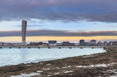 Malmö, İsveç - 17 Şubat 2018: Turning Torso binası Malmo, İsveç'te Batı liman alanında. Kule Öresund Köprüsü Malmo yeni dönüm noktası olduğunu..