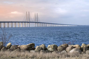 Baltık Denizi üzerinden günbatımı sırasında Öresund Köprüsü'nün görünümü