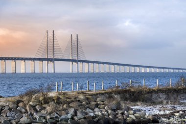 Baltık Denizi üzerinden günbatımı sırasında Öresund Köprüsü'nün görünümü
