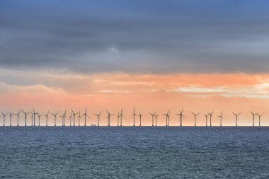Kopenhag, Danimarka yakınındaki bulutlu havalarda Offshore Rüzgar türbinleri Panorama