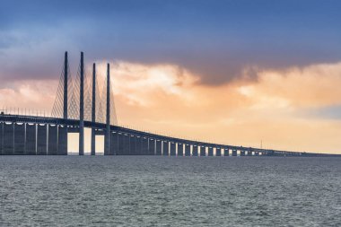 Baltık Denizi üzerinden günbatımı sırasında Öresund Köprüsü'nün görünümü