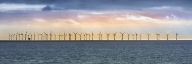 Kopenhag, Danimarka yakınındaki bulutlu havalarda Offshore Rüzgar türbinleri Panorama
