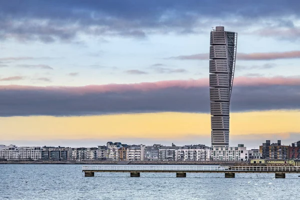 Malmö, İsveç - 17 Şubat 2018: Turning Torso binası Malmo, İsveç'te Batı liman alanında. Kule Öresund Köprüsü Malmo yeni dönüm noktası olduğunu..