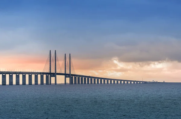 Pemandangan Jembatan Oresund Selama Matahari Terbenam Atas Laut Baltik — Stok Foto