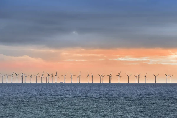 Kopenhag Danimarka Yakınındaki Bulutlu Havalarda Offshore Rüzgar Türbinleri Panorama — Stok fotoğraf