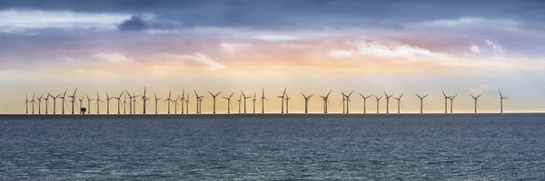 Panorama Von Offshore Windkraftanlagen Bei Bewölktem Wetter Der Nähe Von — Stockfoto