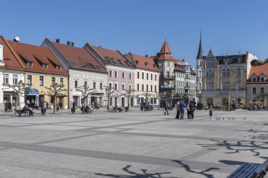 Pszczyna, Polonya-25 Mart 2018: Main market square Pszczyna tarihsel Avrupa şehir merkezinde. 13. yüzyılın ikinci yarısında modern kasaba kuruldu.