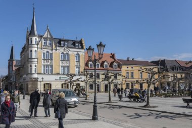 Pszczyna, Polonya-25 Mart 2018: Main market square Pszczyna tarihsel Avrupa şehir merkezinde. 13. yüzyılın ikinci yarısında modern kasaba kuruldu