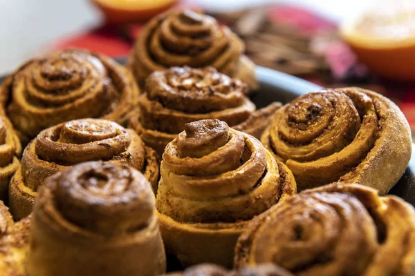 Taze pişmiş ev yapımı tarçın kakao ve baharatlar ile buns alır. Noel hamur işleri. Yakın çekim.