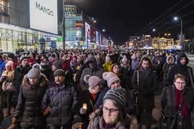 Varşova, Polonya - 14 Ocak 2019: Binlerce insan düşünce merkezi Varşova, Pawel Adamowicz, sahne alanı'nda bir ulusal sadaka olay sırasında Pazar günü bıçakladı ve yaraların bir hastanede ölen Belediye Başkanı, Gdansk anma Mart.
