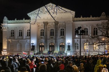 Varşova, Polonya - 14 Ocak 2019: Binlerce insan düşünce merkezi Varşova, Pawel Adamowicz, sahne alanı'nda bir ulusal sadaka olay sırasında Pazar günü bıçakladı ve yaraların bir hastanede ölen Belediye Başkanı, Gdansk anma Mart.