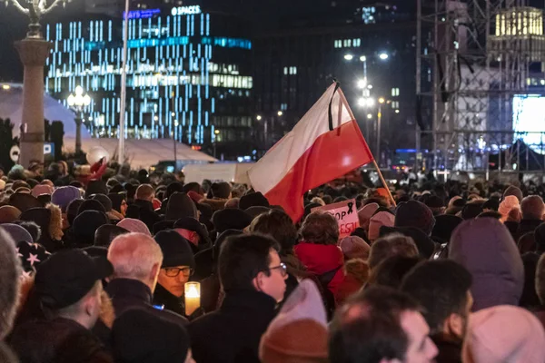 波兰华沙 2019年1月14日 数千人在华沙市中心游行 纪念格但斯克市长帕维尔 阿达莫维奇 他周日在一次全国慈善活动中被刺伤 死于医院的伤口 — 图库照片
