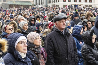Warszawa, Polonya - 19 Ocak 2019: Yas tutanlar öldürülen Gdansk Belediye Pawel Adamowicz Varşova Castle meydanında cenaze canlı bir kamu inceleyen dikkat et. Adamowicz sahne alanı'nda geçen Pazar bir hayır etkinliği Gdansk katılırken bıçaklandı.