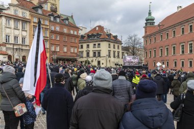 Warszawa, Polonya - 19 Ocak 2019: Yas tutanlar öldürülen Gdansk Belediye Pawel Adamowicz Varşova Castle meydanında cenaze canlı bir kamu inceleyen dikkat et. Adamowicz sahne alanı'nda geçen Pazar bir hayır etkinliği Gdansk katılırken bıçaklandı.