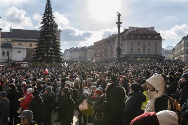 Warszawa, Polonya - 19 Ocak 2019: Yas tutanlar öldürülen Gdansk Belediye Pawel Adamowicz Varşova Castle meydanında cenaze canlı bir kamu inceleyen dikkat et. Adamowicz sahne alanı'nda geçen Pazar bir hayır etkinliği Gdansk katılırken bıçaklandı.
