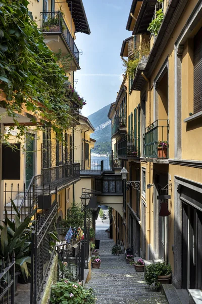 Úzká Ulice Města Bellagio Slavné Italské Jezero Como Severní Itálie — Stock fotografie