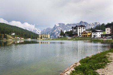 Bahar dağlar, panorama - karla kaplı tepeler İtalyan Alplerinin ortasından geçiyordu. Dolomites, Alpler, İtalya, Trentino Alto Adige.