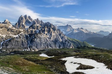 Bahar dağlar, panorama - karla kaplı tepeler İtalyan Alplerinin ortasından geçiyordu. Dolomites, Alpler, İtalya, Trentino Alto Adige.