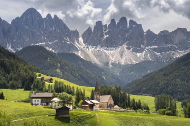 Bahar dağlar, panorama - karla kaplı tepeler İtalyan Alplerinin ortasından geçiyordu. Dolomites, Alpler, İtalya, Trentino Alto Adige.