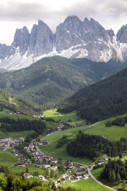 Bahar dağlar, panorama - karla kaplı tepeler İtalyan Alplerinin ortasından geçiyordu. Dolomites, Alpler, İtalya, Trentino Alto Adige.