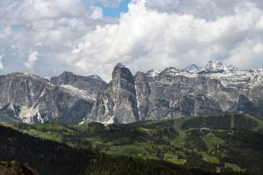 Bahar dağlar, panorama - karla kaplı tepeler İtalyan Alplerinin ortasından geçiyordu. Dolomites, Alpler, İtalya, Trentino Alto Adige.