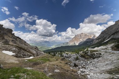 Bahar dağlar, panorama - karla kaplı tepeler İtalyan Alplerinin ortasından geçiyordu. Dolomites, Alpler, İtalya, Trentino Alto Adige.