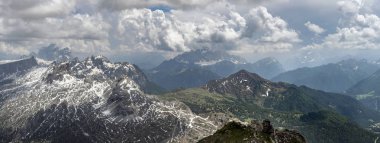Bahar dağlar, panorama - karla kaplı tepeler İtalyan Alplerinin ortasından geçiyordu. Dolomites, Alpler, İtalya, Trentino Alto Adige.