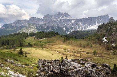 Bahar dağlar, panorama - karla kaplı tepeler İtalyan Alplerinin ortasından geçiyordu. Dolomites, Alpler, İtalya, Trentino Alto Adige.