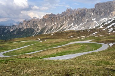 Bahar dağlar, panorama - karla kaplı tepeler İtalyan Alplerinin ortasından geçiyordu. Dolomites, Alpler, İtalya, Trentino Alto Adige.