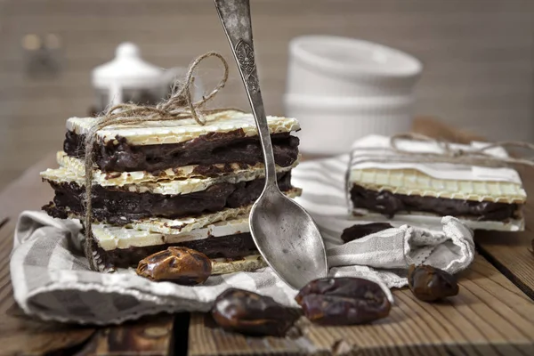 Kakao ve dactyl, ev yapımı çikolatalı gözleme dekore edilmiş ahşap bir masa, seçici odak üstünde sicim ile