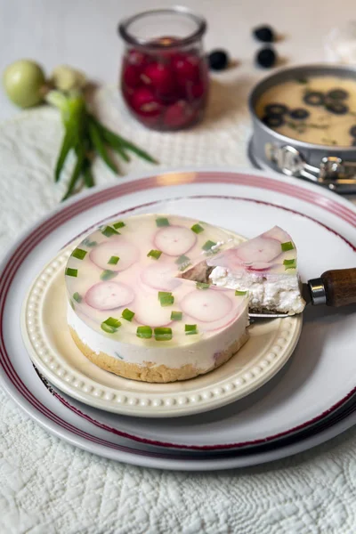 Gâteau Fromage Sec Fait Maison Radis Ciboulette Sur Assiettes Blanches — Photo