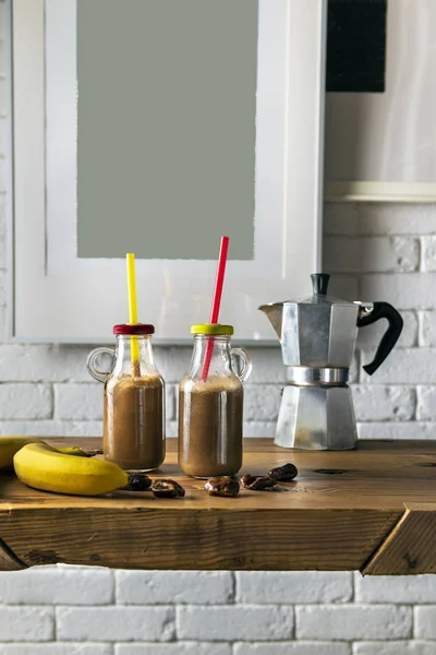 自制咖啡香蕉冰沙与 Dactyls 或白色砖墙背景 — 图库照片