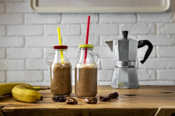 Smoothies Banana Café Caseiro Com Dáctilos Fundo Parede Tijolo Branco — Fotografia de Stock